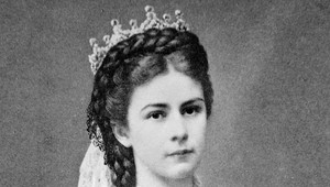 Replika ikonických korunovačných šiat cisárovnej Sissi v Tatrách. Unikát vznikol za sedem týždňov