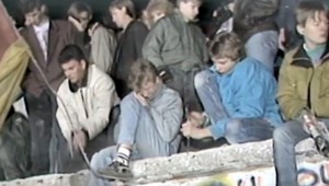 Nenávidený symbol histórie. Takto padal berlínsky múr