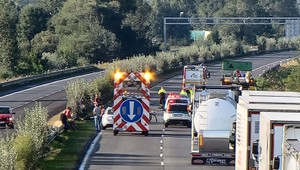 Na diaľnici D2 prešlo auto do protismeru. Úsek v smere do Česka je uzavretý