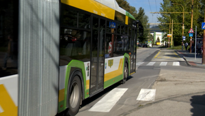 Muža brutálne napadli v trolejbuse. Obaja útočníci boli zrejme nadrogovaní