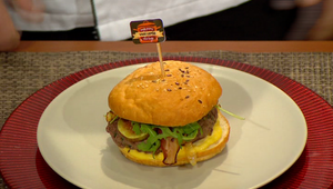 Hamburger s cibuľovými krúžkami