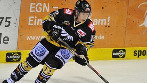 VIDEO. Geniálna prihrávka. Nie však puku, ale hokejky!