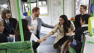 Harry a Meghan sa vozili v električke, zavítali aj na pláž