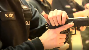 Policajný inštruktor zasiahol pri cvičných streľbách kadetku. Mladú ženu mal zraniť jedným nábojom