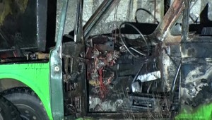 Muž podpálil svoj dom, potom autom prerazil bránu a odviezol sa za dedinu. Tam zapálil aj vozidlo a strelil sa do hlavy