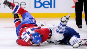 Hrôza hneď na štarte NHL! Pri bitke tvrdý úder hlavou o ľad