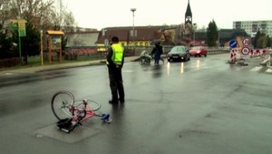 Zrážka na križovatke! Chlapec (16) vbehol na bicykli pod auto