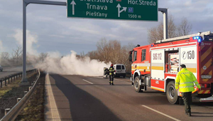 Na diaľnici D1 je z dôvodu požiaru auta obmedzená premávka