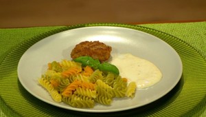 Plnené fašírky s mozzarelou v smotanovo-syrovej omáčke s cestovinami