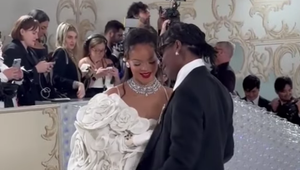 Zasnúbená?! Speváčka ukázala mega prsteň s diamantom, akurát NIE na ruke!