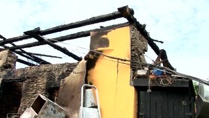 Pri nočnom požiari zhorel rodinný dom a dve osobné autá