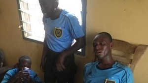 Ghanskí fanúšikovia po zápase do krvi zbili rozhodcov