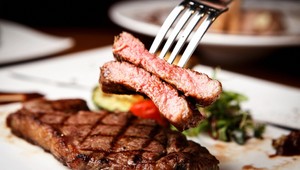 Gazdinky sú zhrozené z VIDEA mladého dievčaťa: Takto sa steak predsa nepripravuje!