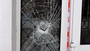 Žena rozbila kladivom dvere súdu, lebo ju nechceli pustiť do budovy bez respirátora