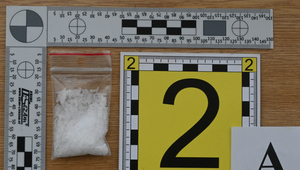 Pervitín, váha aj fajka: V Prievidzi zadržali muža s drogami v aute