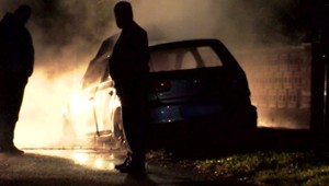 Obyvateľov bytovky zobudili plamene, mužovi podpálili auto