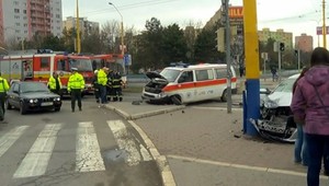 V Košiciach sa zrazila sanitka s autom, dvaja zranení