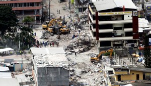 Zemetrasenie v Ekvádore si vyžiadalo už 570 obetí, po stovke ľudí pátrajú