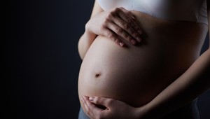 Známa speváčka už neskrýva tehotenstvo. KTO je otcom?