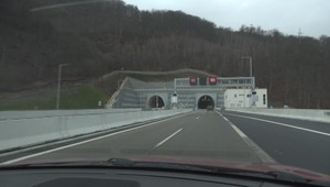 Hasiči zasahujú v tuneli Višňové. Zrazilo sa tam osobné auto s dodávkou