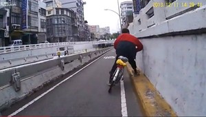 Nebezpečenstvo na cestách? Tento opitý cyklista