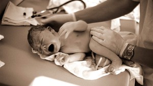 V Trenčíne sa narodilo mŕtve dieťa, zomrela aj matka (†24)