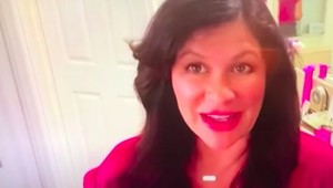 Reportérka ukázala, ako sa ostrihať doma, ľudí však zaujalo niečo iné: Vidíte TO v pozadí aj vy?