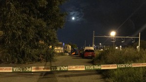 Hádku muža a ženy chcela ukončiť jej kamarátka. Chlap však vytiahol nôž a bodol ju do krku