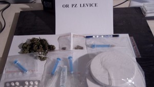 Drogy a zbrane boli odhalené pri domových prehliadkach