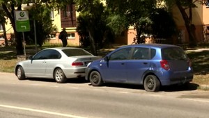 Opitý vodič zdemoloval zaparkované autá