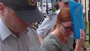 Tehotná žena obžalovaná z objednávky vraždy zostáva vo väzbe