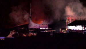 Plamene zachvátili sklad plný dreva. Hasiči hasili vodou z potoka