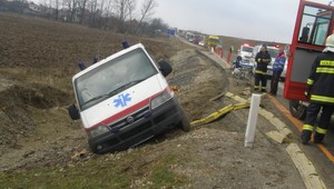 V sanitke zostala uväznená 130 kg žena