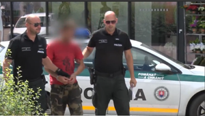 Vytiahol nôž a hrozil jej smrťou. Žene sa podarilo skryť v pekárni