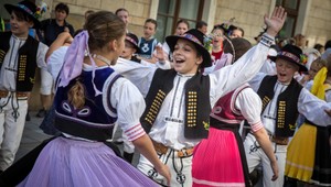 Kroje idú opäť do módy, mať na sebe aspoň kúsok ľudovej výšivky je "IN"