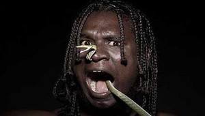 Hadí muž jedáva kobry nosom i ústami