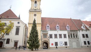 Na Hlavnom námestí v Bratislave už stojí vianočný stromček