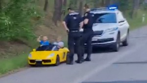 Policajti zastavili deti v zmenšenom šporťáku, jazdili po bývalej diaľnici