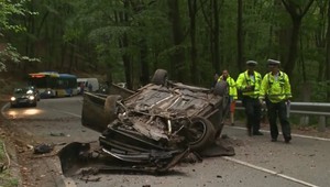 Po vážnej nehode skončilo auto na streche. Vodič navyše nebol triezvy