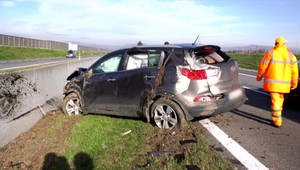 Po silnom náraze sa terénne auto prevrátilo cez strechu. Vodič počas šoférovania stratil vedomie