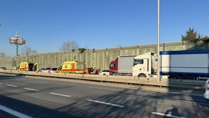 Na diaľnici sa zrazilo auto so sanitkou, ktorá prevážala pacienta