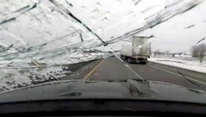 VIDEO: Zhŕňajte si sneh z auta. Toto hrozí, keď zmrzne