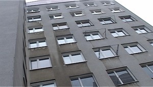 Zázrak vo Vranove: Opilec vypadol zo siedmeho poschodia a žije...