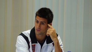 Djokovič stráca na Federera iba 10 bodov