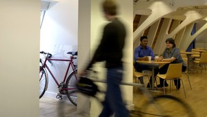 Jedáleň prepadol na bicykli a v lyžiarskych okuliaroch