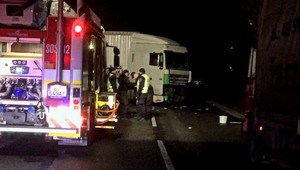 V Kolároviciach zahynuli pri zrážke auta s kamiónom dvaja ľudia