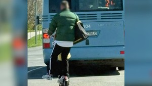 Jazda, ktorá mohla skončiť tragédiou. Opitý muž viezol dieťa na kolobežke