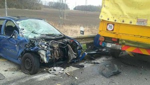 Päť zranených pri dopravnej nehode. Zrazili sa osobné a nákladné vozidlo