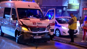 V Bratislave sa zrazila sanitka s dvoma autami