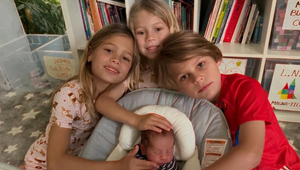 A je to vonku! Po troch mesiacoch napínania prezradil hviezdny pár meno aj pohlavie bábätka!